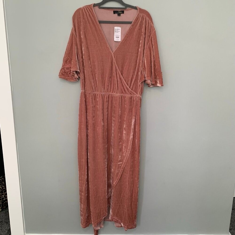 NEW Suzanne Betro Wrap Dress Womens 4X Pink Velvet Lace Applique - Picture 2 of 11
